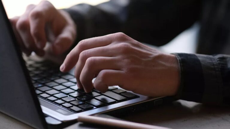 Encuesta revela cómo los adultos utilizan la IA en EEUU