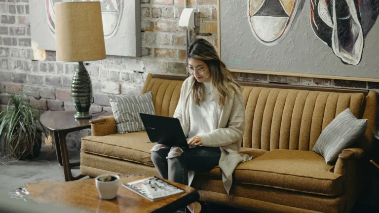 El tráfico desde plataformas de genAI a minoristas ha aumentado considerablemente, reveló un informe de Adobe