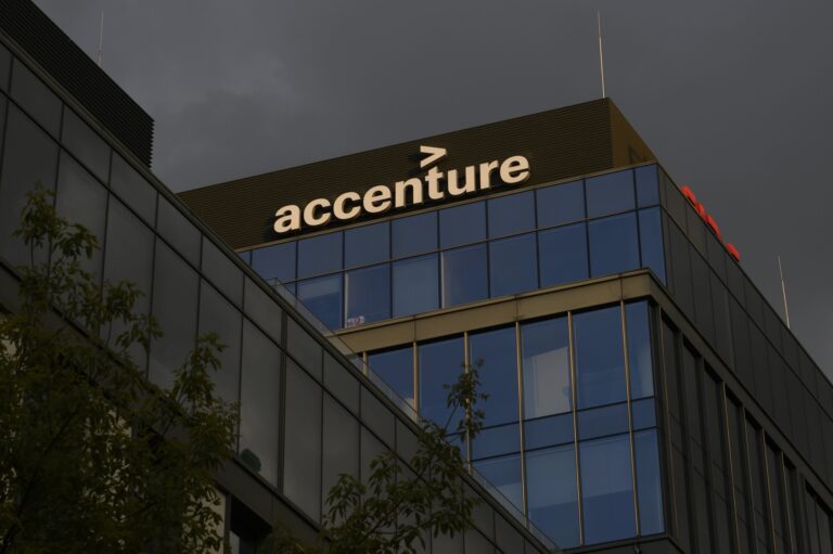 Accenture capacita a 700 mil empleados en sistemas de IA agéntica (+detalles)